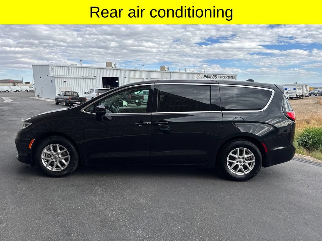 Used 2023 Chrysler Pacifica Touring-L FWD image 8