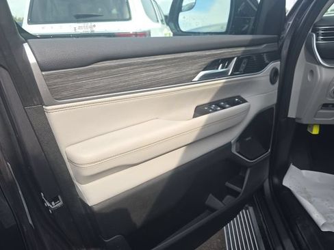 Used 2024 Jeep Wagoneer L Series III w/ Premium Group I AWD/4WD image 7