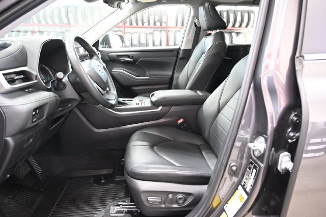 Used 2023 Toyota Highlander XLE AWD/4WD image 9