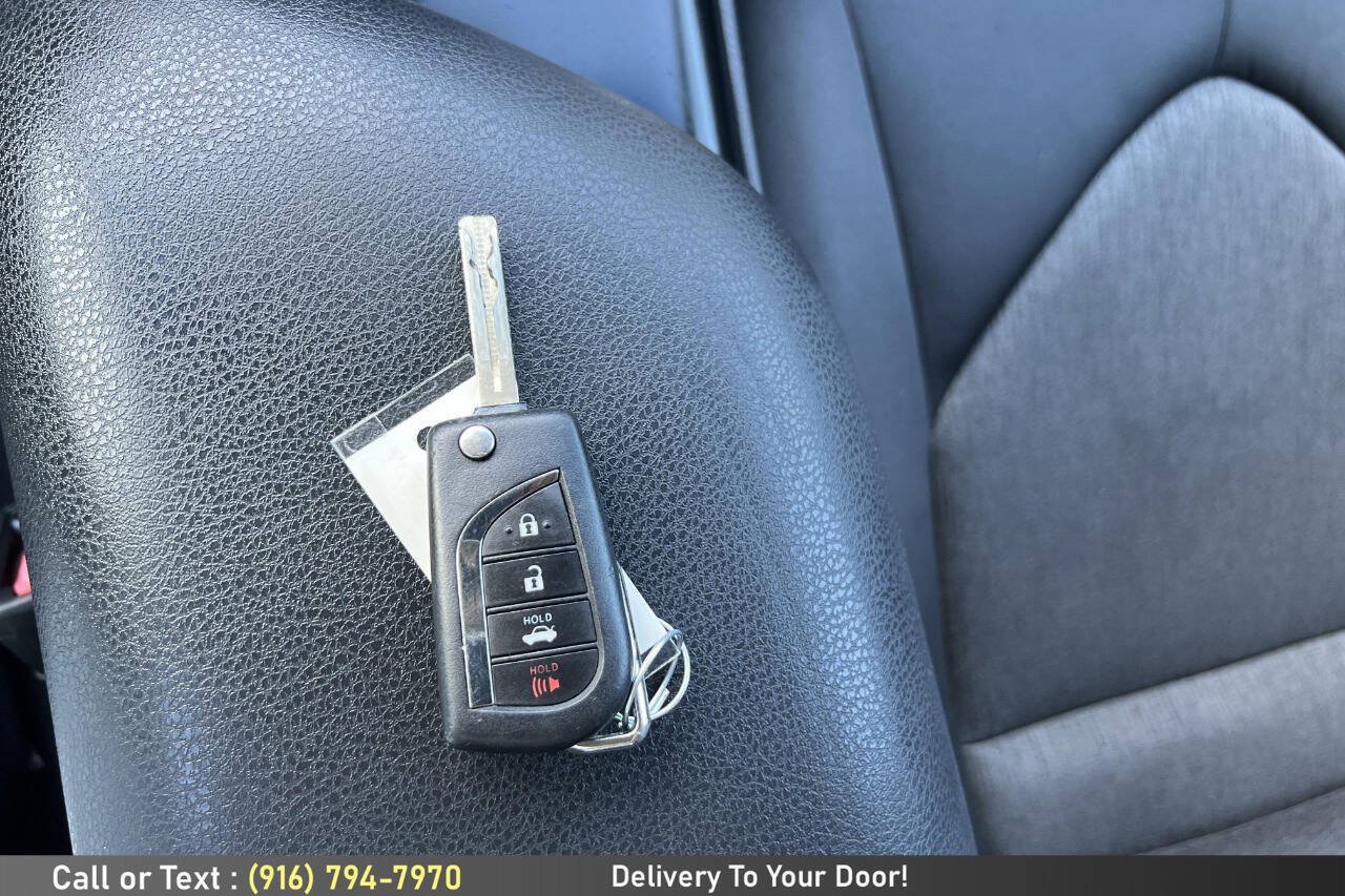 Used 2018 Toyota Camry LE FWD image 17
