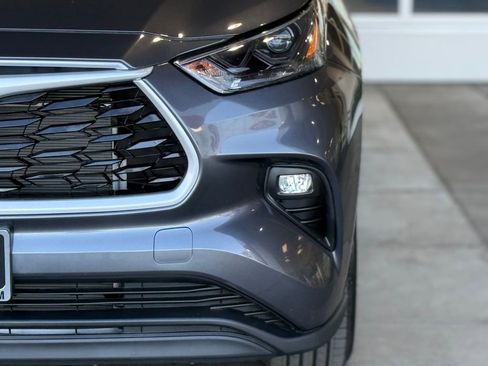 Certified 2025 Toyota Highlander XLE image 6