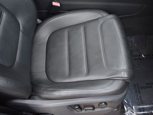 Used 2012 Volkswagen Touareg Sport image 31