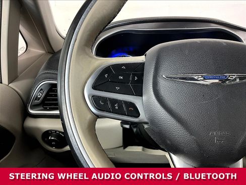 Used 2018 Chrysler Pacifica Limited w/ Tire & Wheel Group FWD image 11