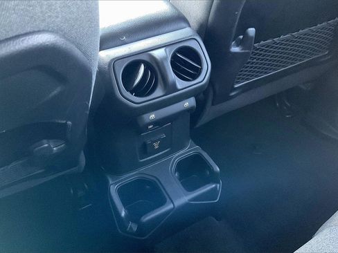 Used 2024 Jeep Wrangler Unlimited Rubicon image 32