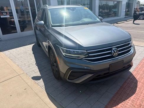 Used 2024 Volkswagen Tiguan SE w/ Panoramic Sunroof Package FWD image 6