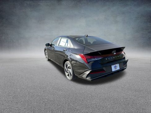 Used 2025 Hyundai Elantra SEL image 18