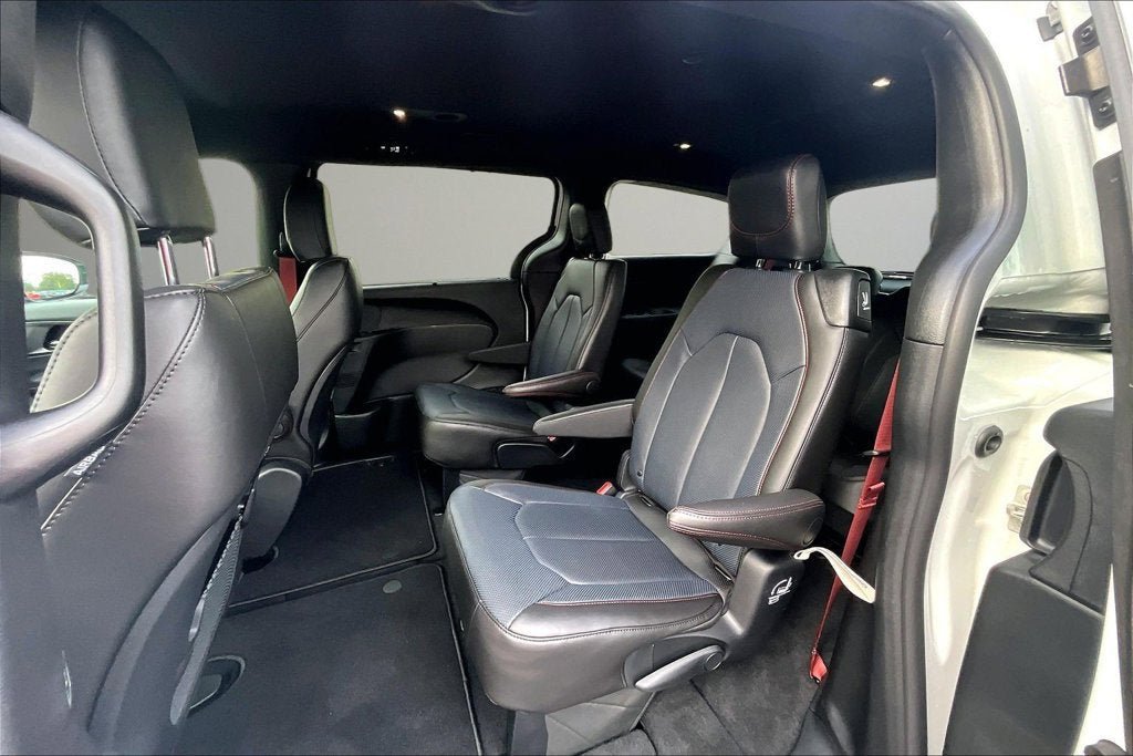 New 2027 Chrysler Pacifica Select FWD image 13