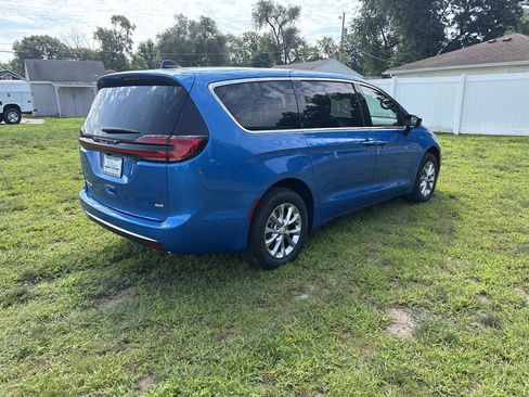 New 2027 Chrysler Pacifica Select AWD/4WD image 5
