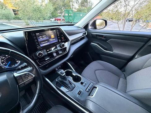 Used 2021 Toyota Highlander LE FWD image 23