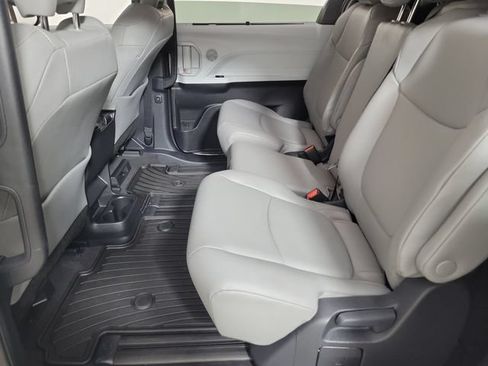 Used 2026 Toyota Sienna XLE FWD image 12