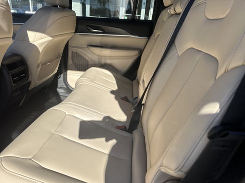 Used 2025 Jeep Grand Cherokee Limited image 12