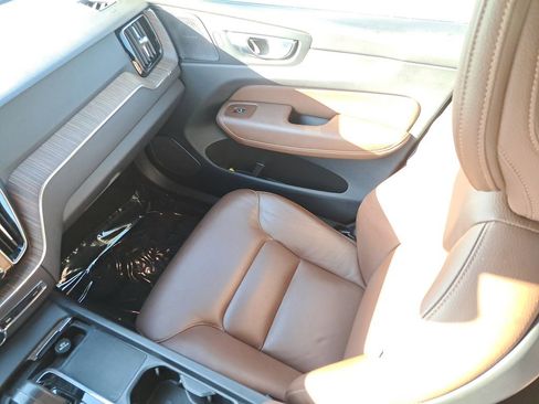 Used 2022 Volvo XC60 B5 Momentum w/ Advanced Package image 14