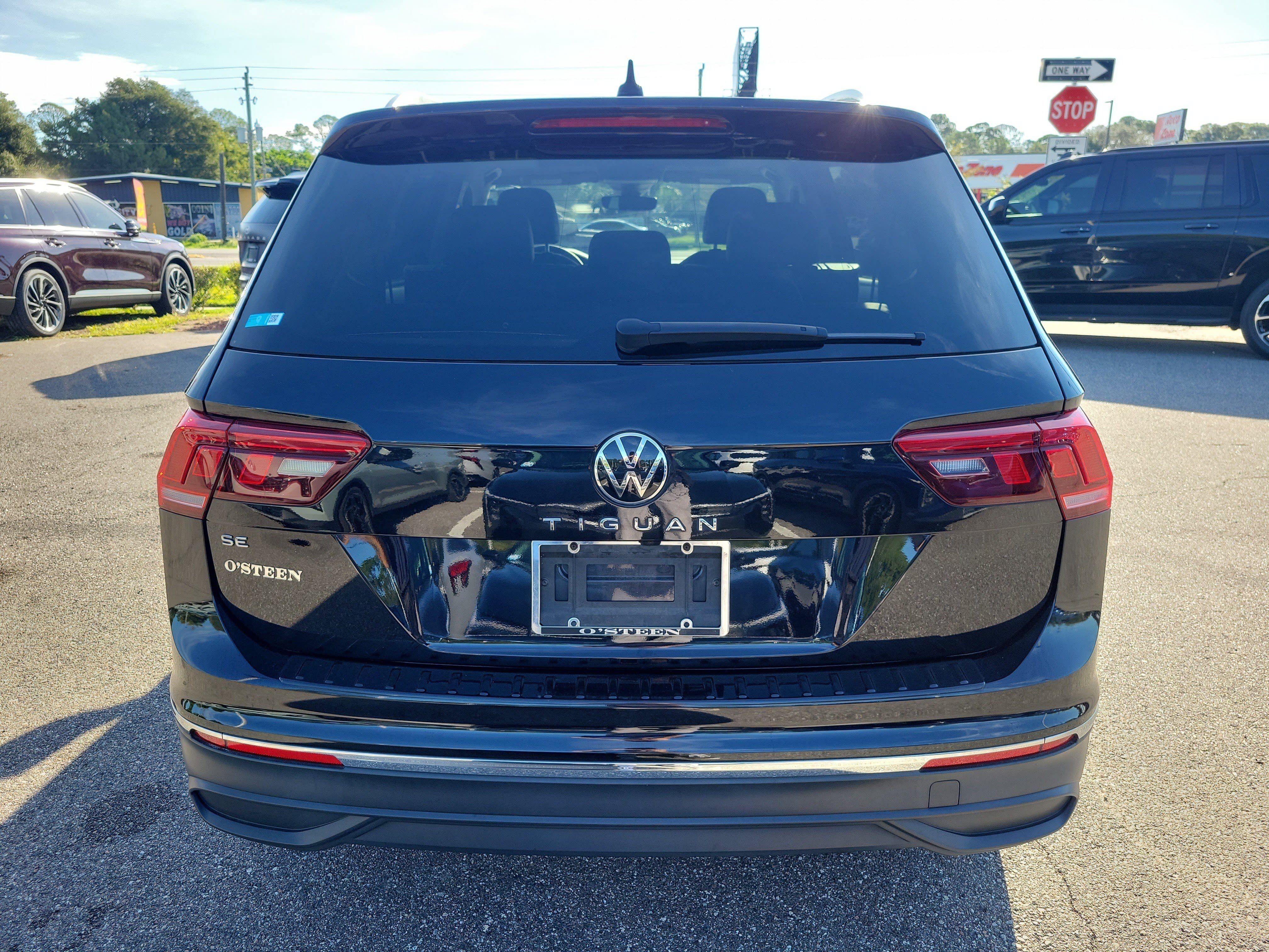 Used 2023 Volkswagen Tiguan SE w/ Panoramic Sunroof Package FWD image 5