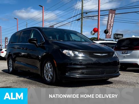 Used 2023 Chrysler Voyager LX FWD image 4