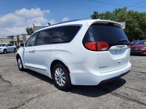 Used 2019 Chrysler Pacifica Touring-L FWD image 4