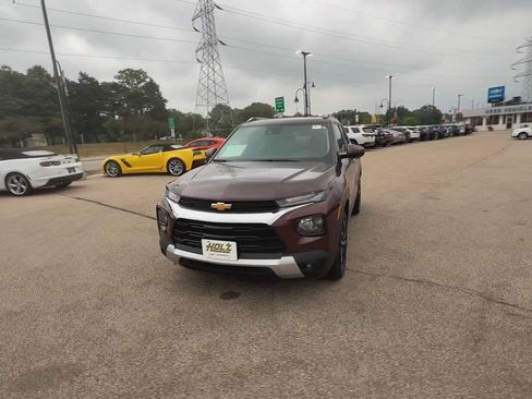 Used 2023 Chevrolet TrailBlazer LT w/ Convenience Package AWD/4WD image 3