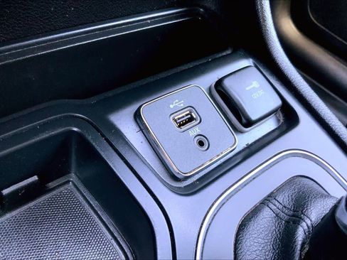 Used 2019 Jeep Cherokee Latitude w/ Popular Appearance Group FWD image 34