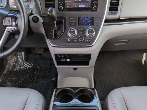 Used 2019 Toyota Sienna XLE FWD image 19