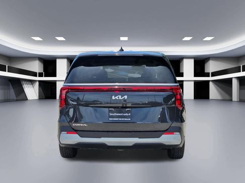 Used 2025 Kia Carnival FWD image 5