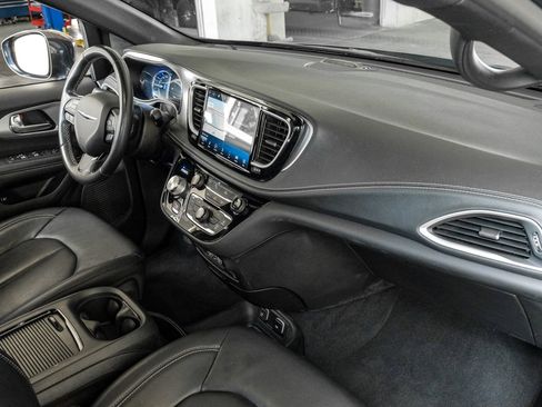 Used 2021 Chrysler Pacifica Touring-L w/ Uconnect Theater Family Group FWD image 11