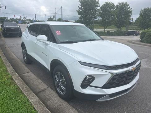 Used 2025 Chevrolet Blazer LT AWD/4WD image 2
