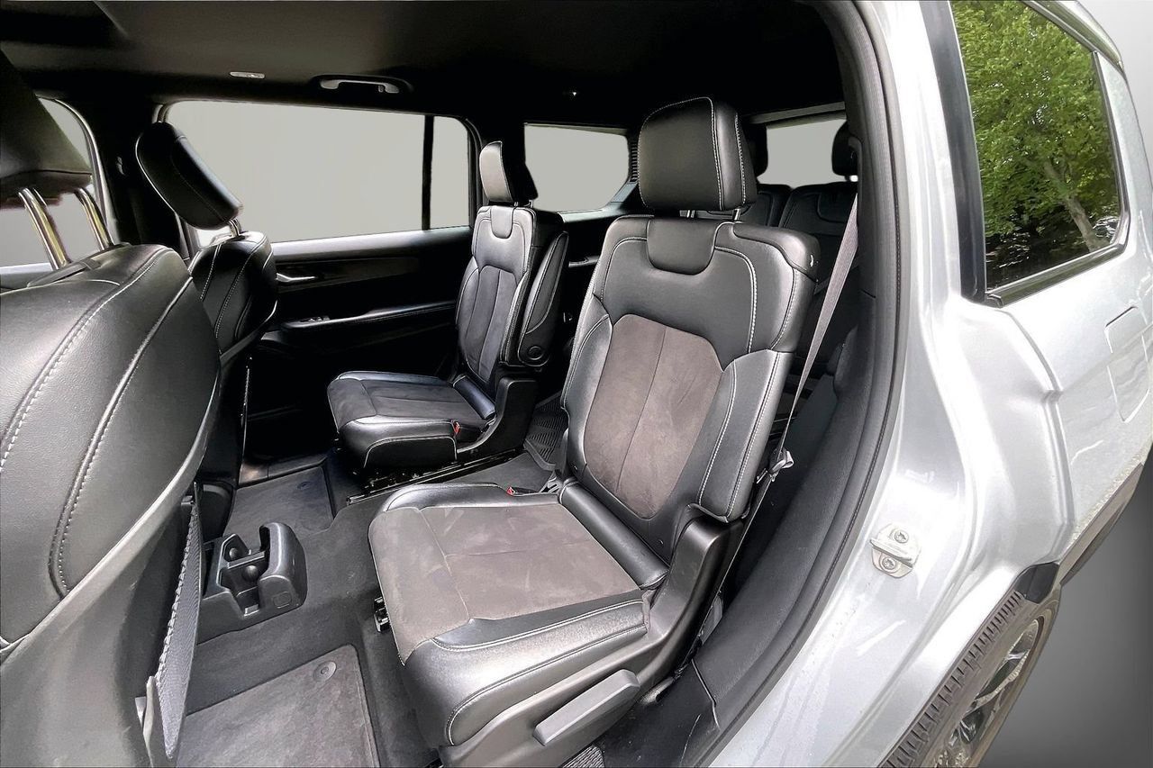 Used 2024 Jeep Grand Cherokee L Altitude AWD/4WD image 22