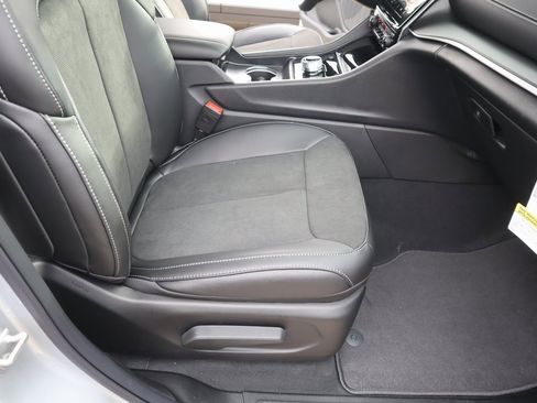 New 2025 Jeep Grand Cherokee L Altitude image 14