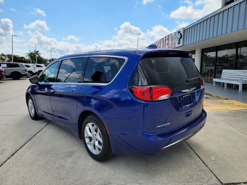Used 2018 Chrysler Pacifica Touring Plus w/ Tire & Wheel Group FWD image 3