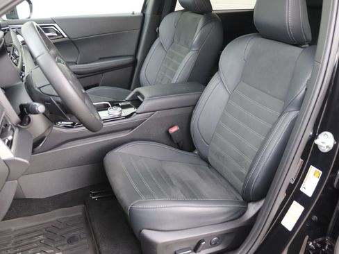 Used 2025 Mitsubishi Outlander SE AWD/4WD image 3