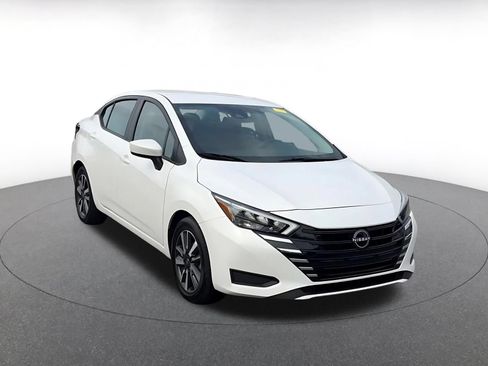 Used 2025 Nissan Versa SV FWD image 2