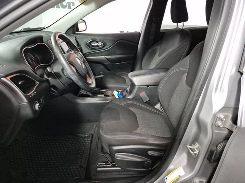Used 2019 Jeep Cherokee Latitude w/ Cold Weather Group FWD image 9