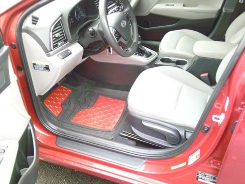 Used 2017 Hyundai Elantra SE image 7