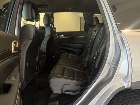 Used 2018 Jeep Grand Cherokee Laredo AWD/4WD image 12