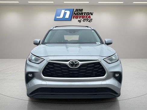 Used 2023 Toyota Highlander XLE AWD/4WD image 2