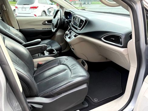 Used 2020 Chrysler Pacifica Touring-L w/ Tire & Wheel Group image 8