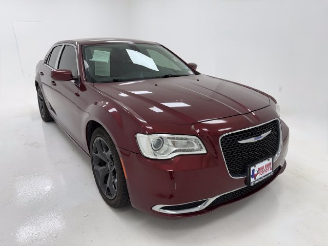 Used 2019 Chrysler 300 Touring L w/ Quick Order Package 22F RWD image 2
