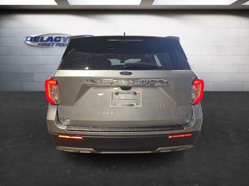 Used 2022 Ford Explorer XLT w/ Equipment Group 202A image 4