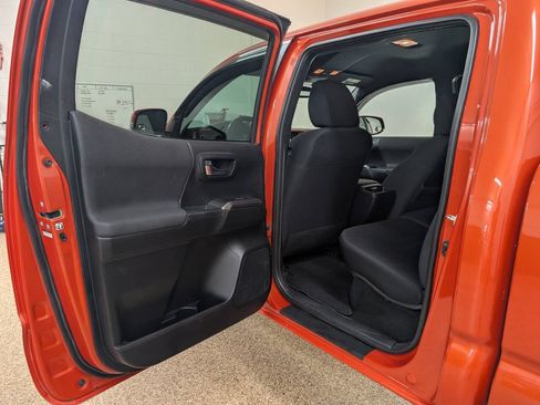 Used 2017 Toyota Tacoma TRD Sport AWD/4WD image 13