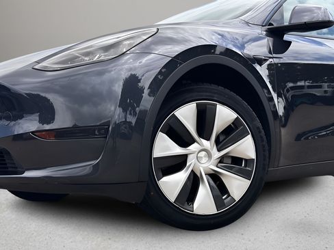 Used 2024 Tesla Model Y 2WD image 24