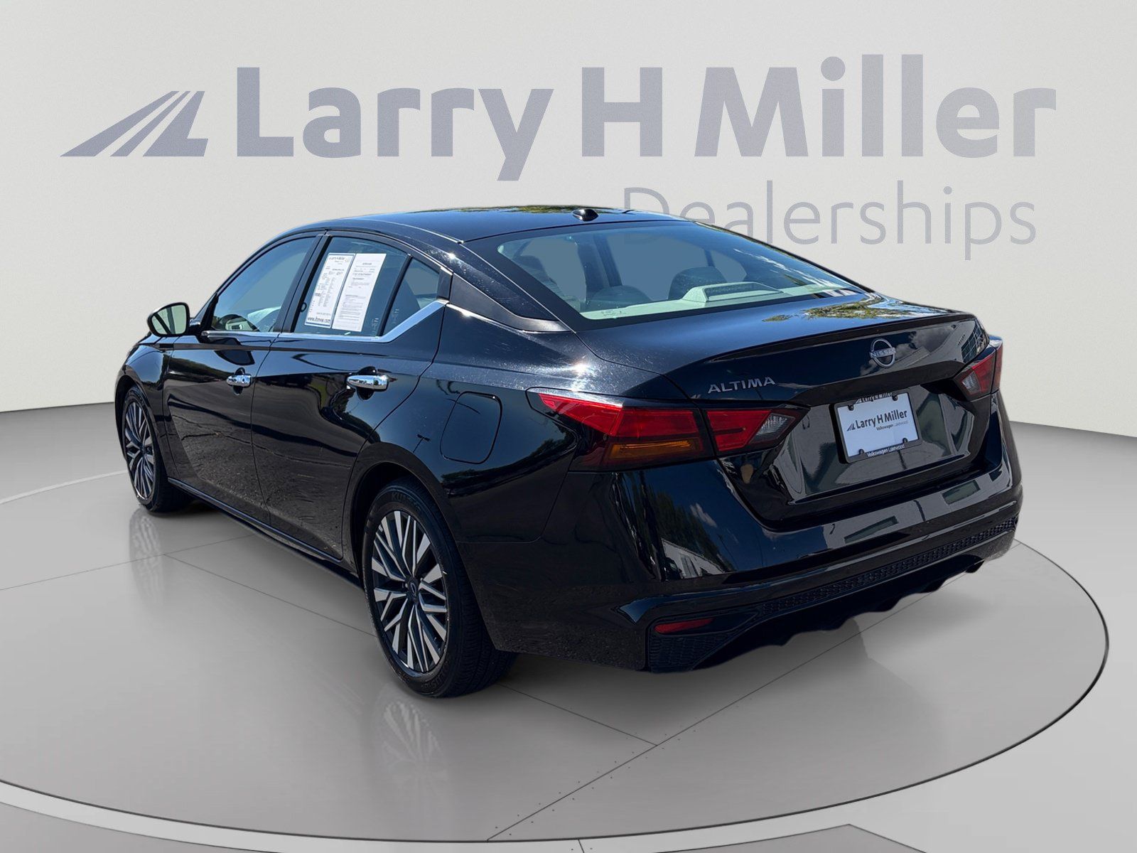 Used 2025 Nissan Altima 2.5 SV FWD image 3