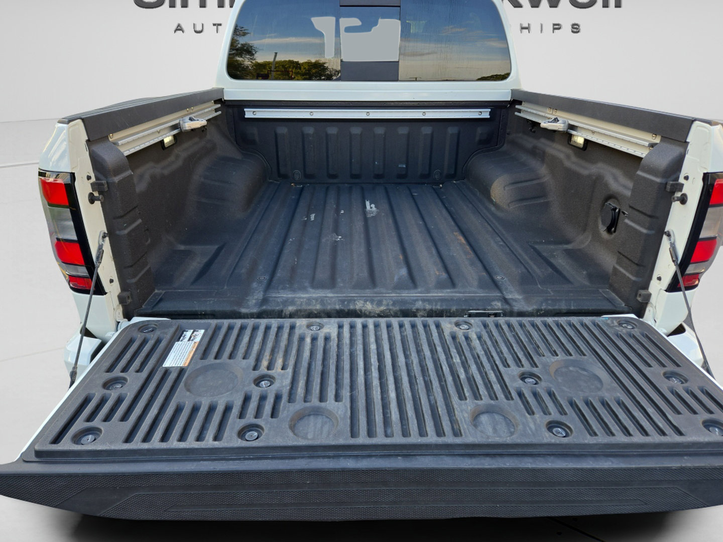 Used 2025 Nissan Frontier SV w/ SV Convenience Package AWD/4WD image 10