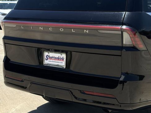 Used 2025 Lincoln Navigator Reserve AWD/4WD image 6