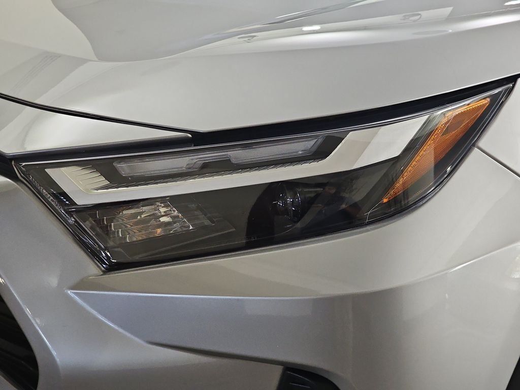 Used 2025 Toyota RAV4 XLE AWD/4WD image 32