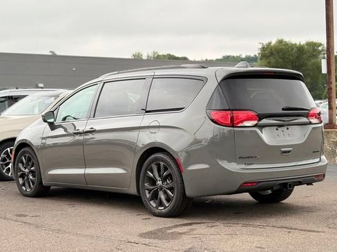 Used 2020 Chrysler Pacifica Limited FWD image 44