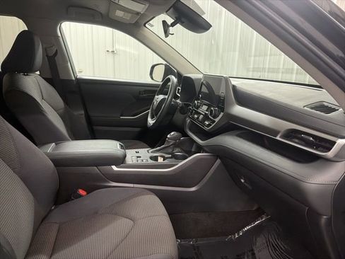 Used 2024 Toyota Highlander LE image 28