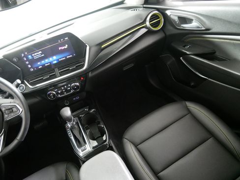 Used 2025 Chevrolet Trax ACTIV w/ Driver Confidence Package FWD image 11