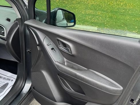 Used 2020 Chevrolet Trax LS w/ Tint and Cruise Package FWD image 9