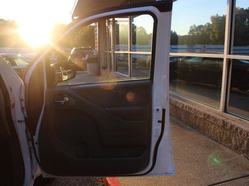 Used 2019 Nissan Frontier SV image 19