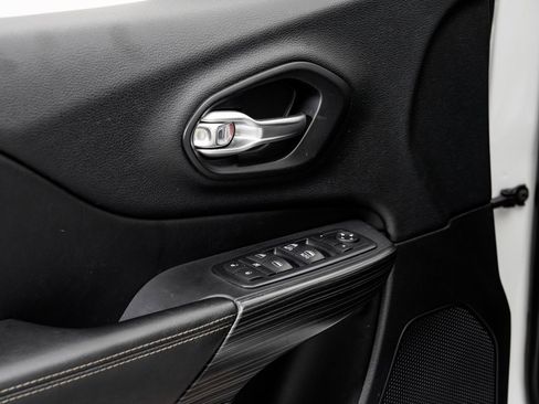 Used 2017 Jeep Cherokee Limited image 8