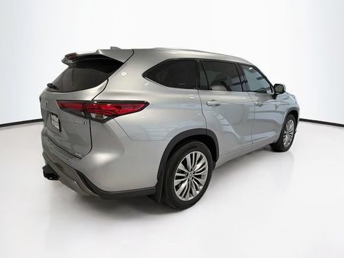 Certified 2022 Toyota Highlander Platinum AWD/4WD image 6